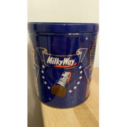 Groot Milky Way rond chocola blikje