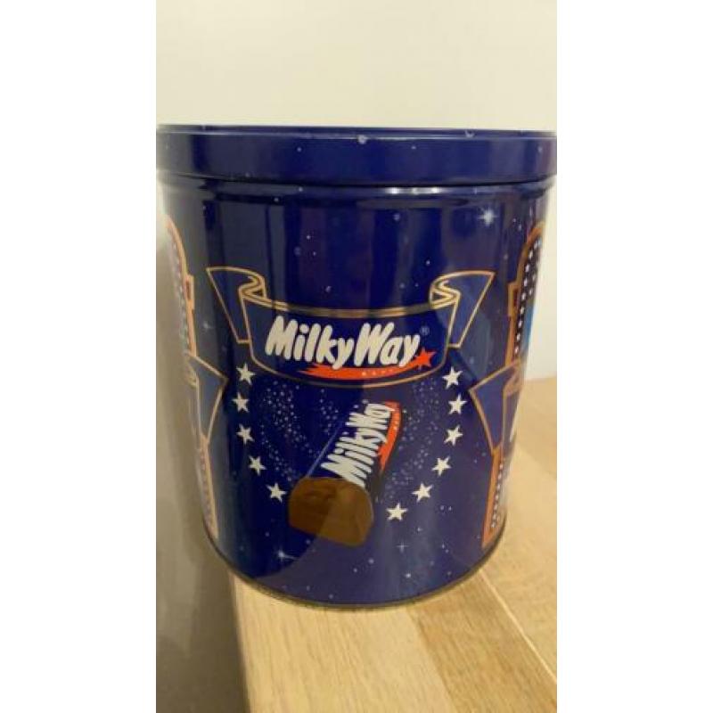 Groot Milky Way rond chocola blikje