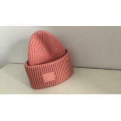 Acne muts