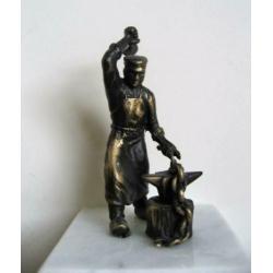 Daadkracht! mooi gemaakt bronzen beeldje smid en aambeeld