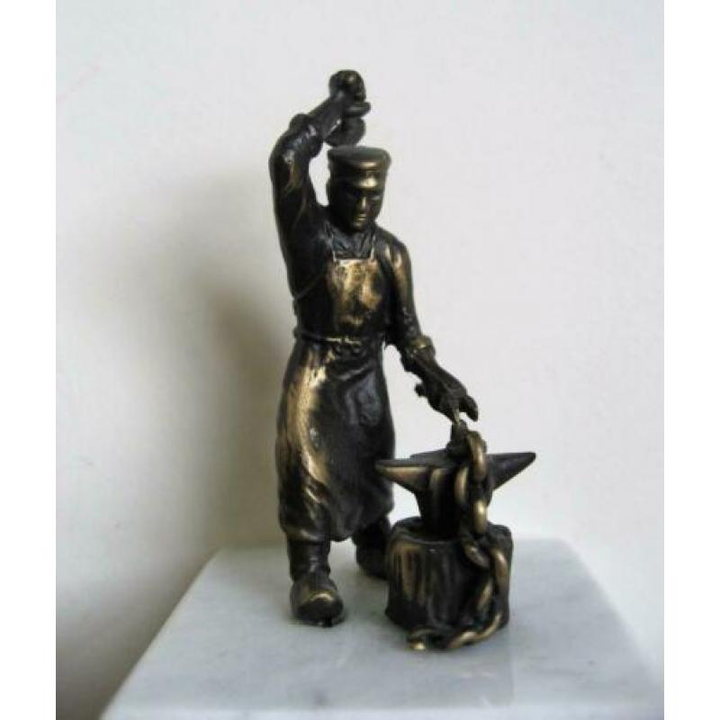 Daadkracht! mooi gemaakt bronzen beeldje smid en aambeeld