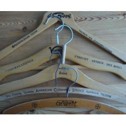 Ca. 70 oude houten klerenhangers met opschrift: winkels, sto