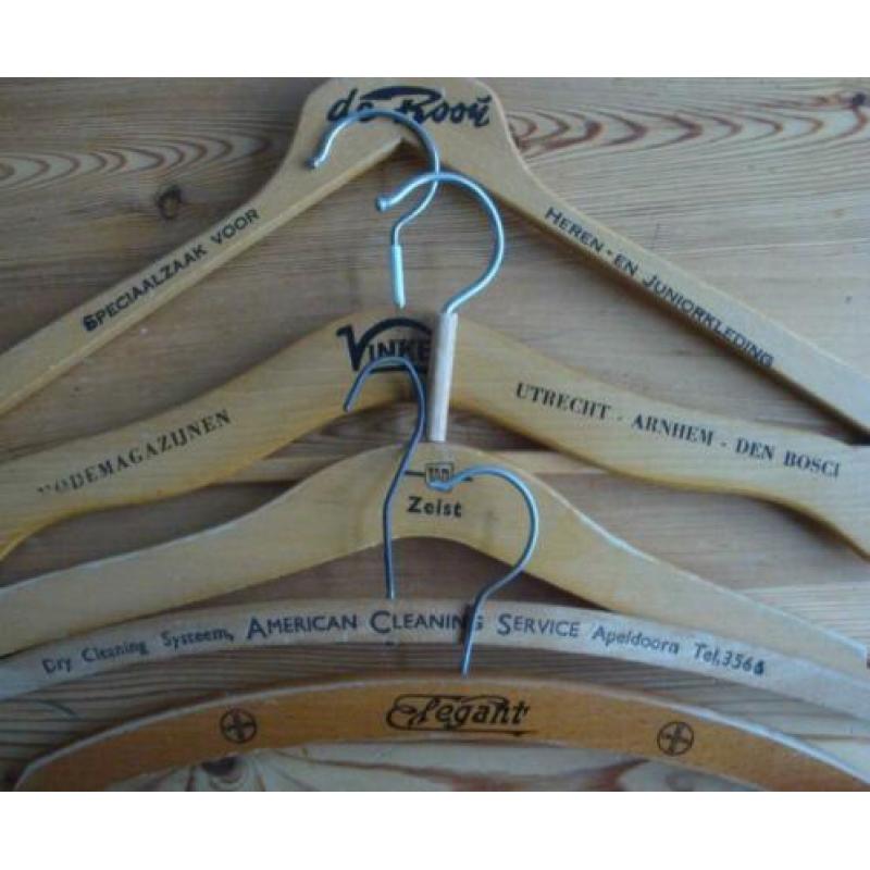 Ca. 70 oude houten klerenhangers met opschrift: winkels, sto