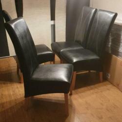 4 Eetkamerstoelen met zwarte bekleding en licht eiken poten