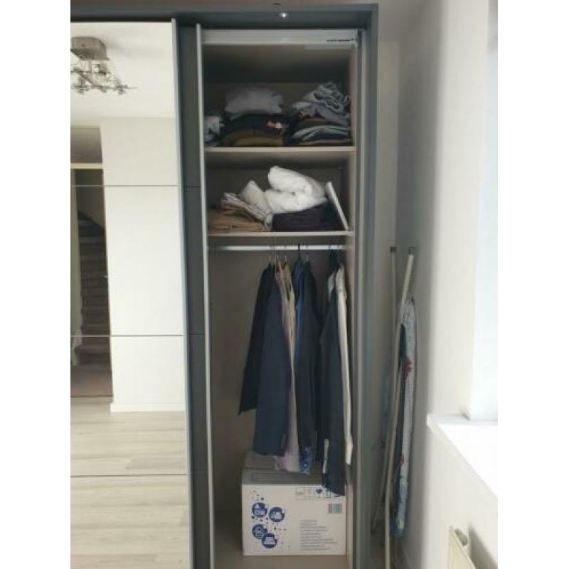 Zeer nette kledingkast te koop grijs