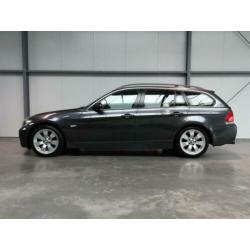 BMW 3 Serie Touring 325i Business Line Navi Leder Trekhaak