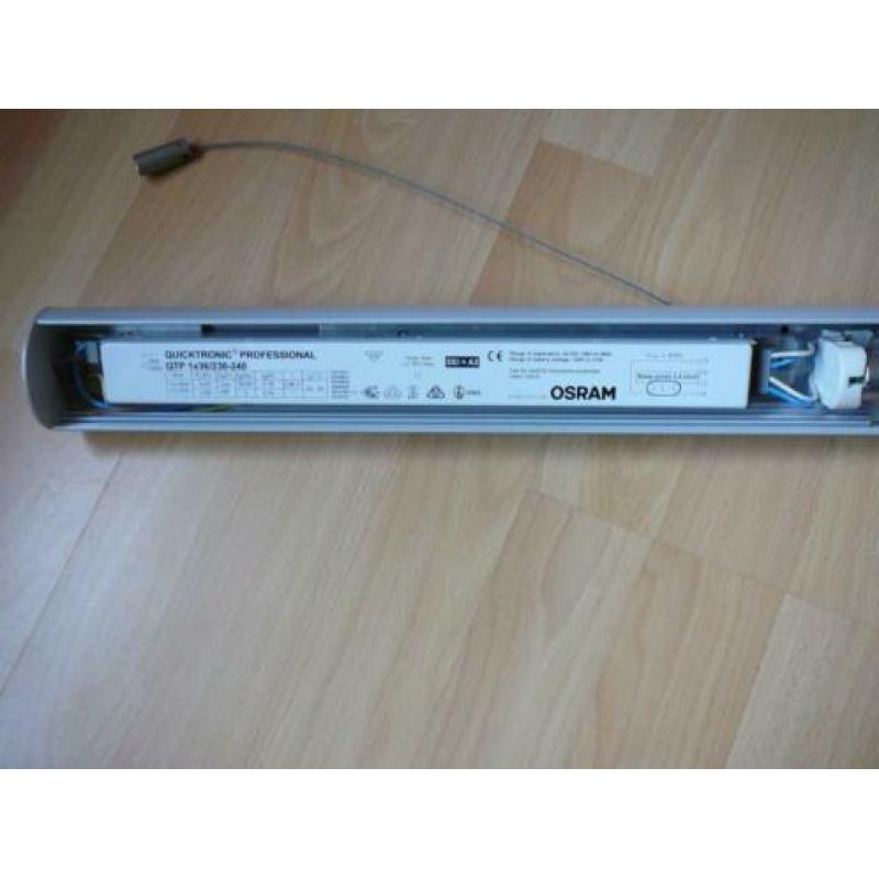 hanglamp met 2 tl buizen van 36W, lengte 320 cm., grijs