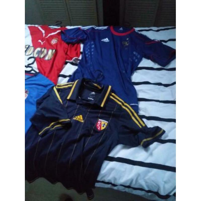 Diverse voetbalshirts. (PSG, Lyon, Marseille.)