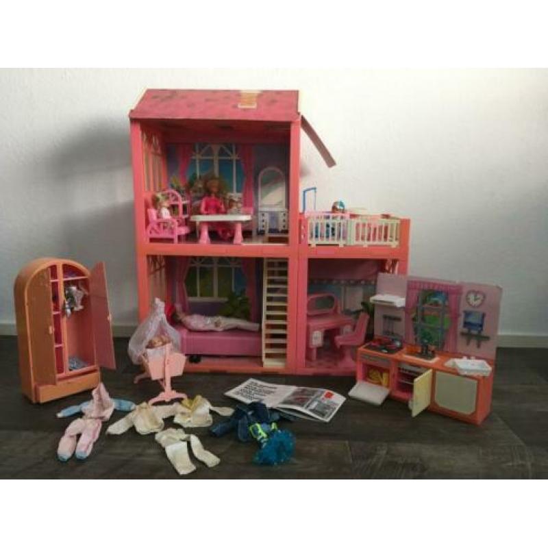 Groot poppenhuis met heel veel toebehoren