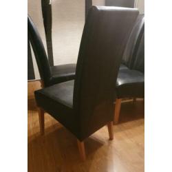 4 Eetkamerstoelen met zwarte bekleding en licht eiken poten