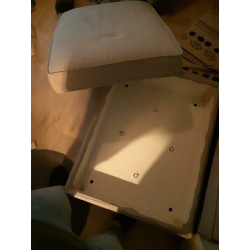 Tweepersoons bank met poef