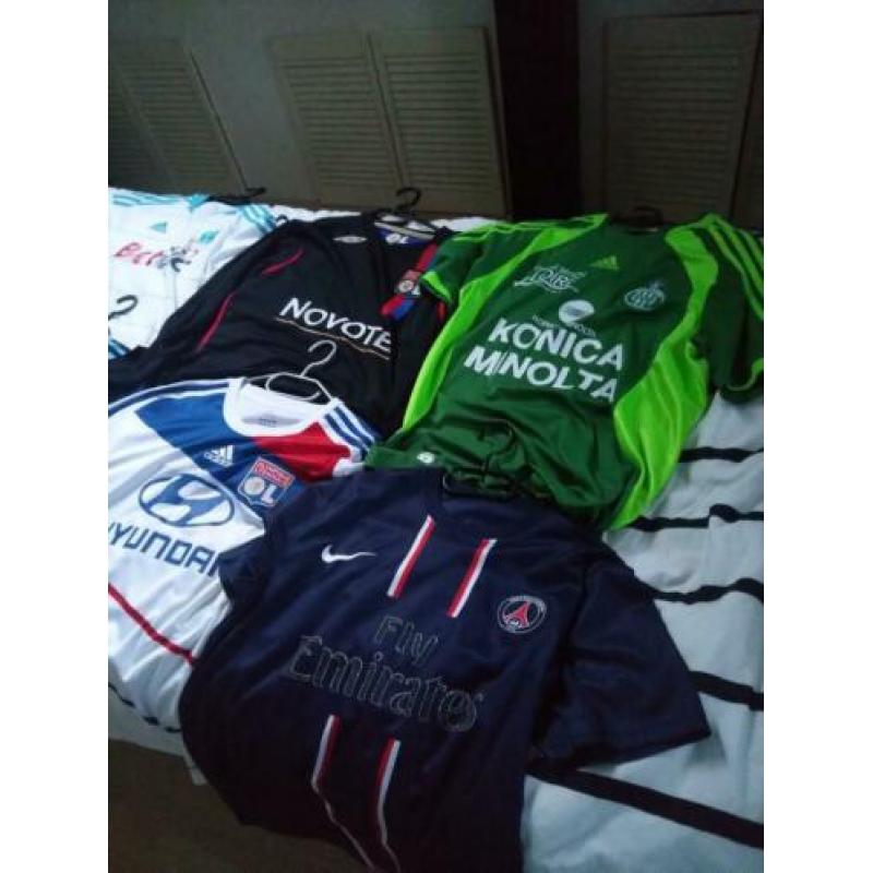 Diverse voetbalshirts. (PSG, Lyon, Marseille.)