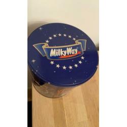 Groot Milky Way rond chocola blikje
