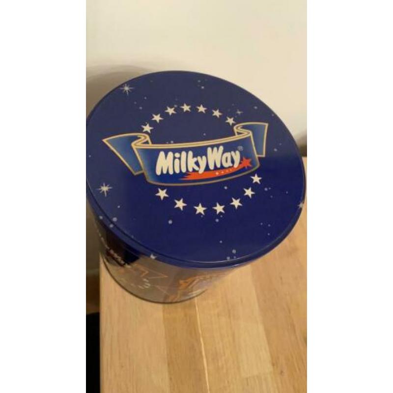 Groot Milky Way rond chocola blikje