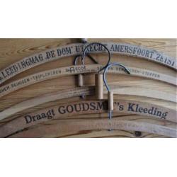 Ca. 70 oude houten klerenhangers met opschrift: winkels, sto