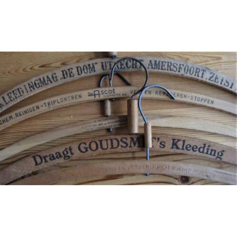 Ca. 70 oude houten klerenhangers met opschrift: winkels, sto