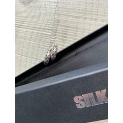 NIEUW: zilveren oorbellen van SILK, look BTB