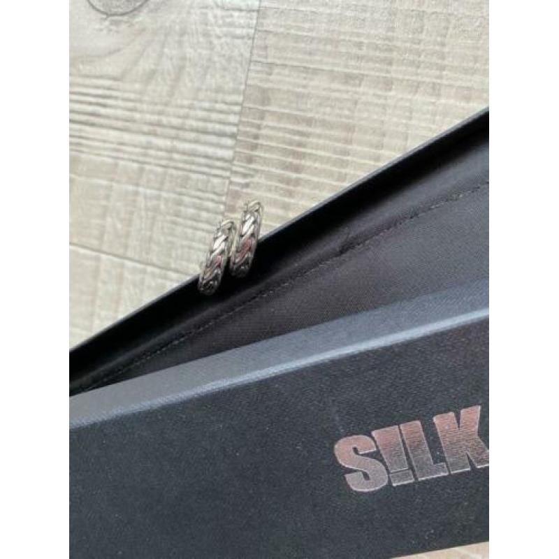 NIEUW: zilveren oorbellen van SILK, look BTB