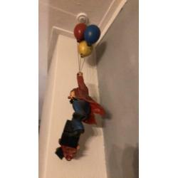 Hangende clown aan 3 ballonen