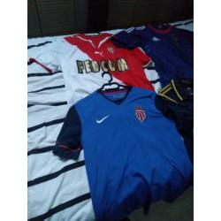 Diverse voetbalshirts. (PSG, Lyon, Marseille.)