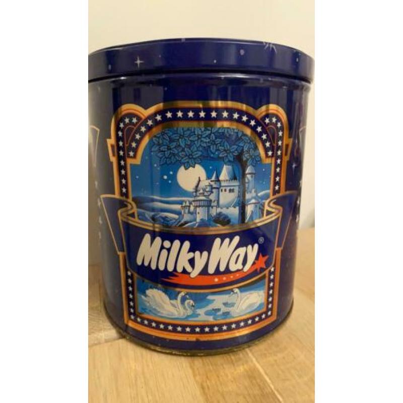 Groot Milky Way rond chocola blikje