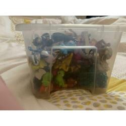 Doos vol met pokemon poppetjes