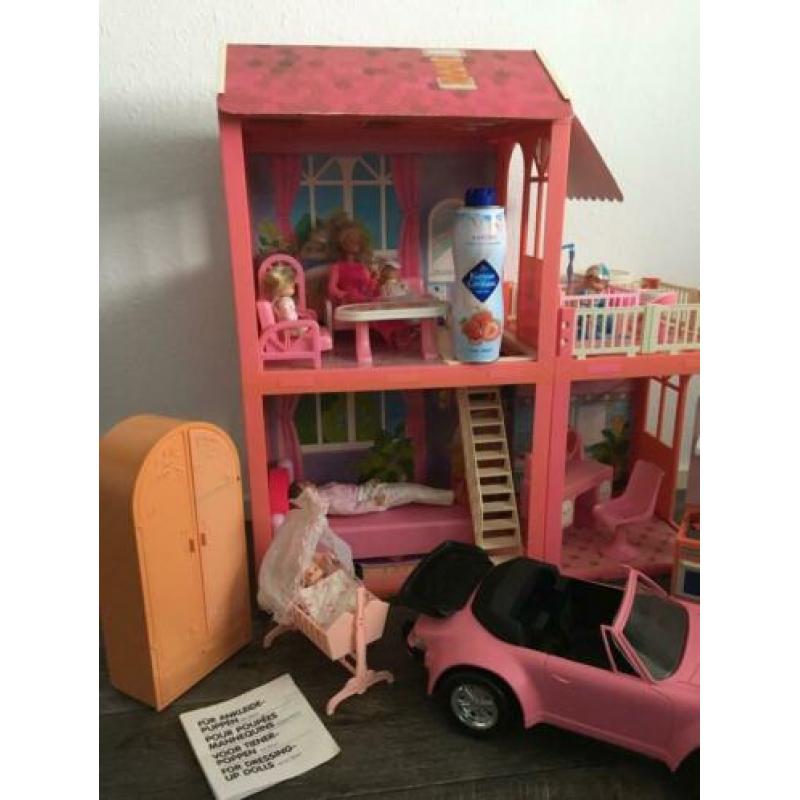 Groot poppenhuis met heel veel toebehoren