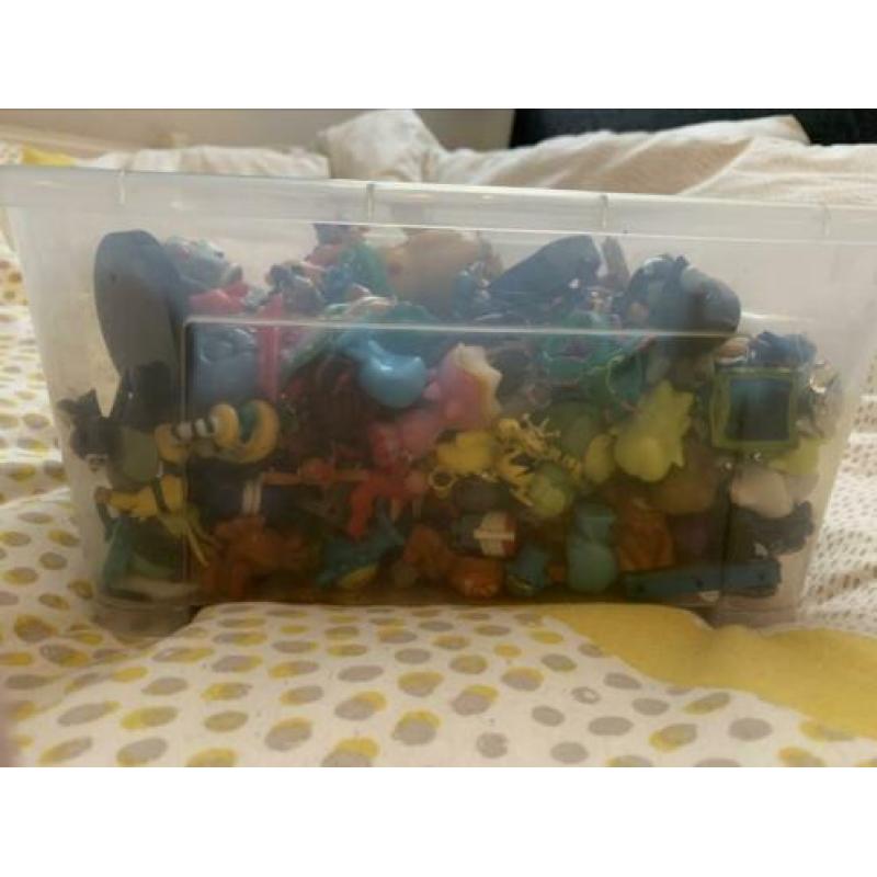 Doos vol met pokemon poppetjes