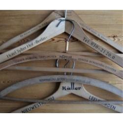 Ca. 70 oude houten klerenhangers met opschrift: winkels, sto