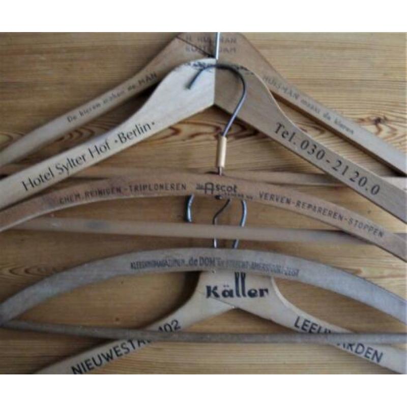 Ca. 70 oude houten klerenhangers met opschrift: winkels, sto