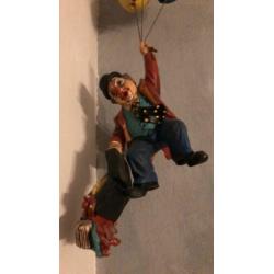 Hangende clown aan 3 ballonen
