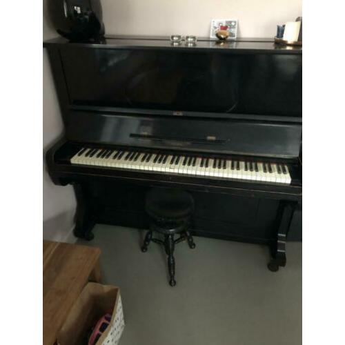 Mooie antieke piano met krukje