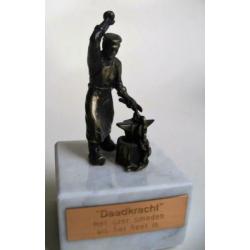 Daadkracht! mooi gemaakt bronzen beeldje smid en aambeeld