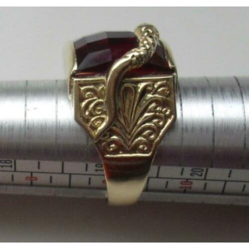 Mooie gouden ring met grote facet geslepen robijn met slang