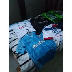 Diverse voetbalshirts. (PSG, Lyon, Marseille.)