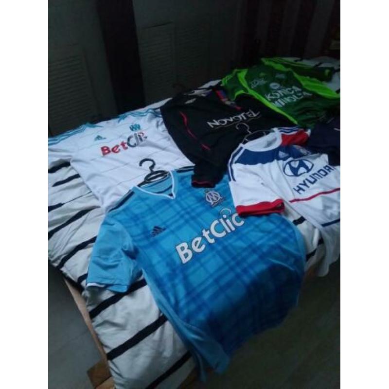Diverse voetbalshirts. (PSG, Lyon, Marseille.)