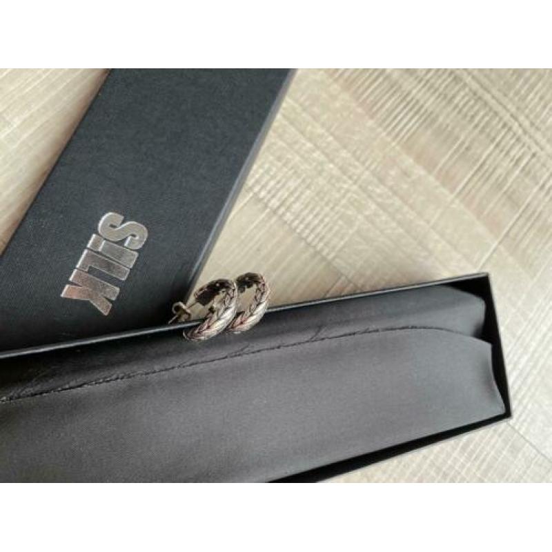 NIEUW: zilveren oorbellen van SILK, look BTB