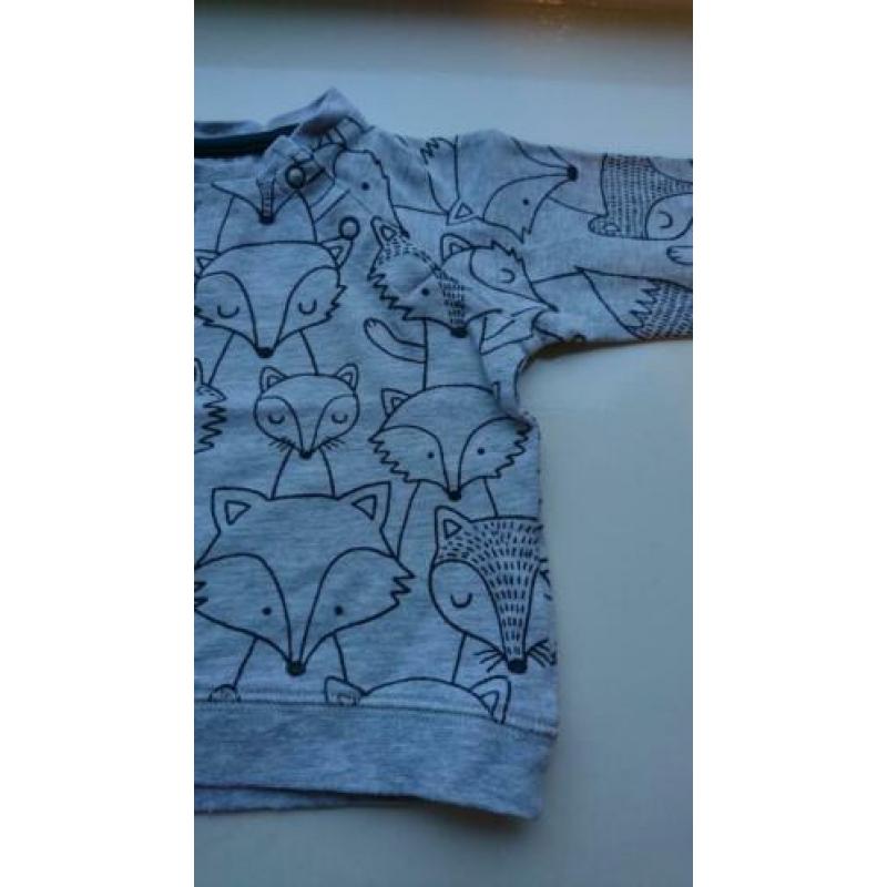 Lieve, grijze trui / sweater, met vosjes, Hema, maat 68 (62)