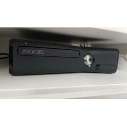 Perfect werkende Xbox 360 incl. 5 games en 4 controllers!