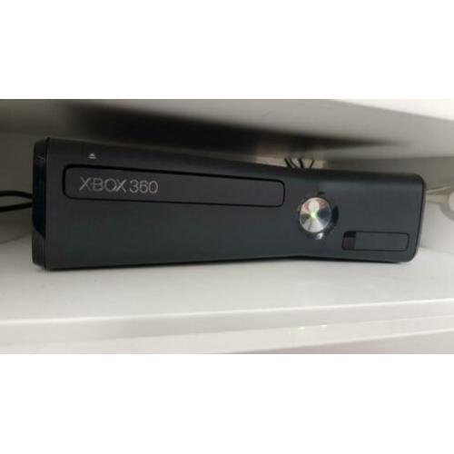 Perfect werkende Xbox 360 incl. 5 games en 4 controllers!