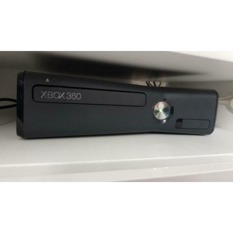 Perfect werkende Xbox 360 incl. 5 games en 4 controllers!