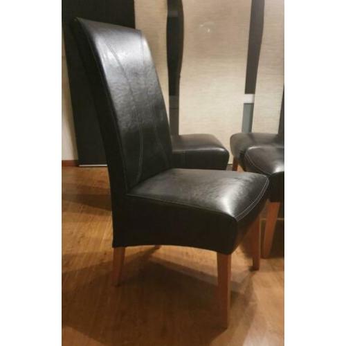 4 Eetkamerstoelen met zwarte bekleding en licht eiken poten