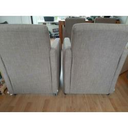 2 stoelen met wieltjes