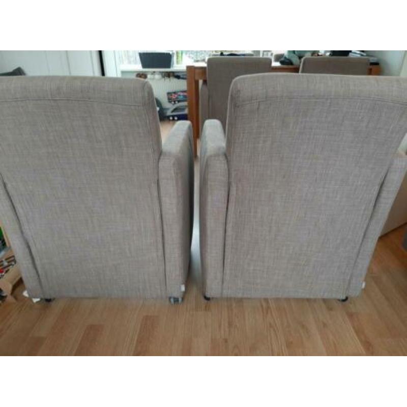2 stoelen met wieltjes