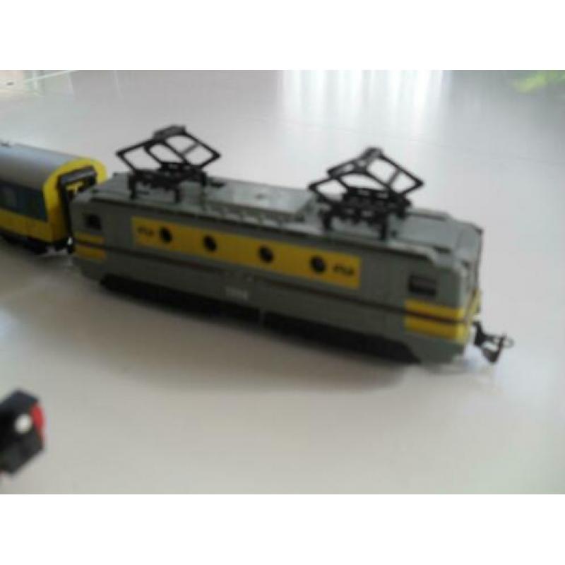 3 lokomotiefjes, 6 wagons en 2 trafo's voor de hobbyist