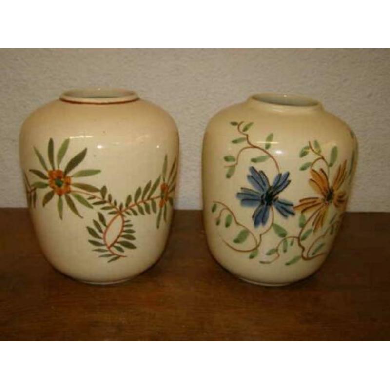 Twee bijna dezelfde vazen (A19 2722)