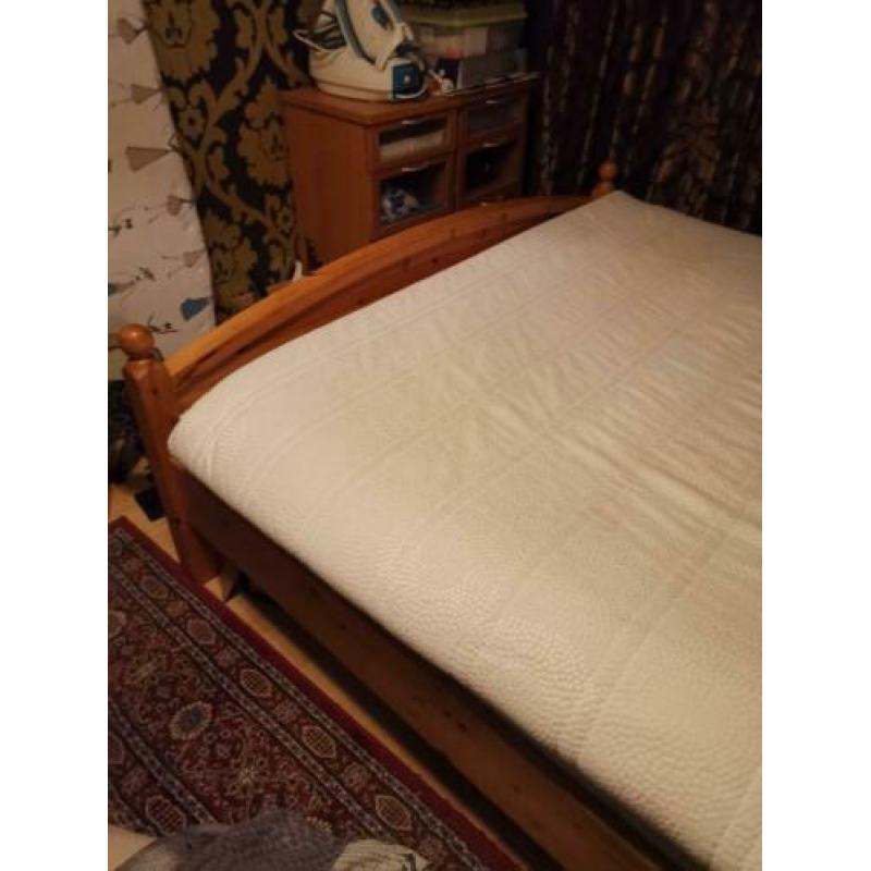 2 personen bed met matras en nachtkastje