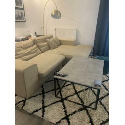 Bank, tafel en kleed