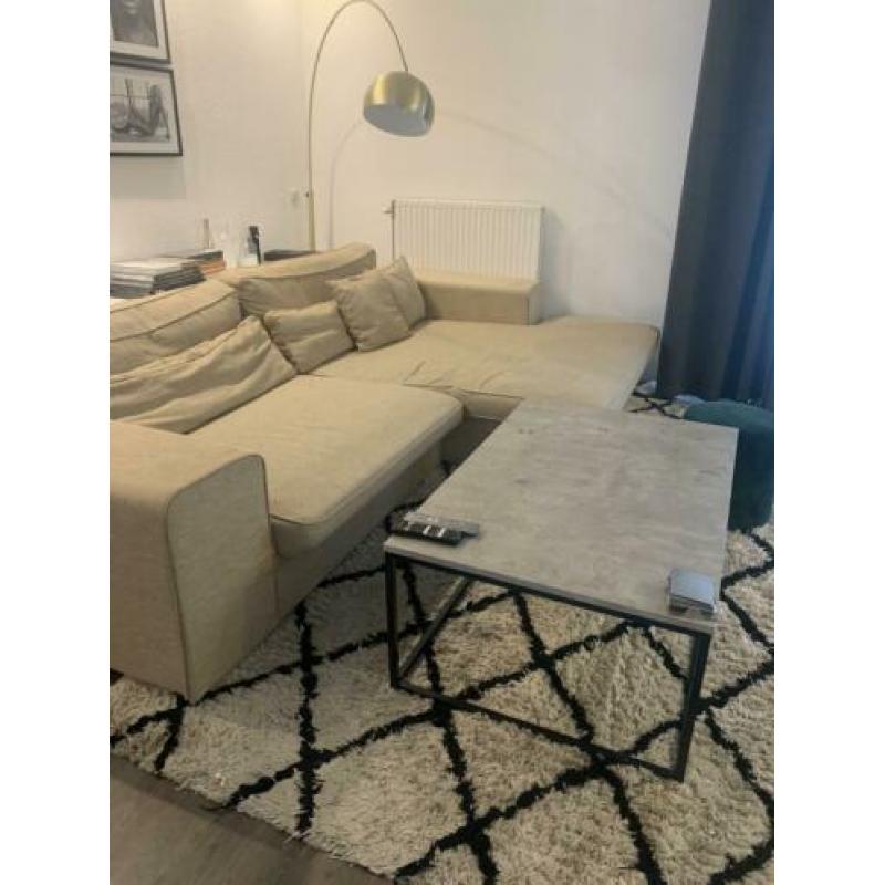 Bank, tafel en kleed