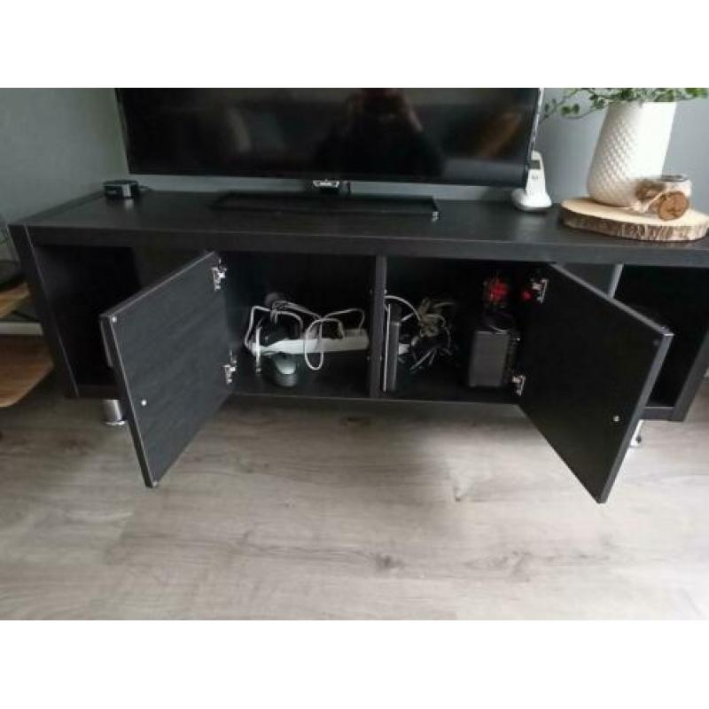 Leuk tv kastje met deurtjes en op poten.